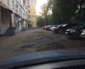 Во дворе дома по улице Свободы 52/39 разбита дорога, огромные ямы, рядом на улице Володарского даже стала видна старая брусчатка в ямах. В арке дома ямы такие, что можно задеть дном автомобиля.