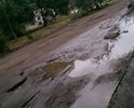 Убитая дорога в летом городке, сзади дома 66, по которой невозможно ездить.