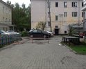 Металические трубы доставляют неудобство водителям.