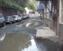 Вода от подпорной стенки до стены жилого дома