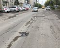 Дорожное покрытие не справляется с автомобильным потоком - образовалось много мелких и средних ям.