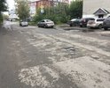 Дорожное покрытие не справляется с автомобильным потоком - образовалось много мелких и средних ям.