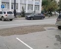 В центре города был вырезан большой кусок разбитого асфальта на улице Карла Маркса, недавно его засыпали щебнем, но качество дорожного покрытия это не сильно улучшило.