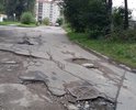 Дорога идет от поворота с ул. Еловая Аллея к общежитиям БФУ (Невского, 14Б и Еловая аллея, 7-7а). Этот отрезок дороги в ужаснейшем состоянии. Дорога к общежитиям раньше имела статус главной дороги, сейчас главная - Еловая аллея, теперь приходится кроме высматривания встречных машин практически не видимых из-за поворота (высокие кусты и плотно стоящие деревья), еще и стараться как-то не въехать в ямы. Причем некоторые ямы уже настолько кучно расположены, что объехать их не представляется возможным.