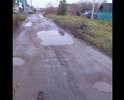 Дорога имеет гравийное покрытие. В сточных канавах вода держится на уровне 10 см. от поверхности. Дорога вся в ямах-лужах. Чтобы пройти по улице, нужно одеть резиновые сапоги или упражняться в прыжках в «длину».  Дорога не ремонтируется и не поддерживается