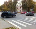 Перекрёсток с улицей Генкиной в плохом состоянии, на подъездах к нему и на самом перекрёстке провалы асфальта, трамвайные рельсы сильно выступают над дорожным покрытием, это снижает пропускную способность и безопасность движения в данном месте.