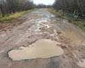 Поворот после Лайского дока в сторону кирпичного завода и деревни Глинник. Была просто плохая дорога асфальтированная но ездить можно было нормально. Теперь кто то высыпал на эту дорогу кирпичи с землёй, основательно больше 10 фрагментов. Ездить стало ужасно земля глина и кирпичи под колёсами. Зачем пло дорогу делать ещё хуже.