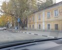 Огромная траншея вдоль бордюра! Делают аллею для пешеходов, а про автомобилистов совсем забыли...