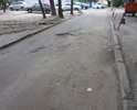 Разрушение асфальта и ямы на дороге во дворе дома по ул. Братьев Касимовых, 40