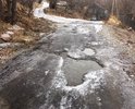 В городе Петропавловске-Камчатском мной были зафиксированы факты ненормативного состояния объектов улично-дорожной сети. Так, на дорожном покрытии на ул. Омская были выявлены многочисленные повреждения, а именно течь ливневой канализации (дренаж) которая привела к образованию наледи на ниже указанном участке дороги, образовались ямы и выбоины глубиной доходят до 30 см и с каждым днем глубина ям и выбоин растет как и толщина наледи, помимо этого выезд по данному направлению на центральную автодорогу по направлению ул. Автомобилистов – ул. Омская находится по склоном, который так же покрылся наледью из-за которой проезжая часть дороги не соответствует требованиям ГОСТ Р 50597-93 "Автомобильные дороги и улицы. Требования к эксплуатационному состоянию, допустимому по условиям обеспечения безопасности дорожного движения". Зафиксированные ямы и выбоины (см. фото) представляют опасность для участников дорожного движения и способны привести к аварийной ситуации на дороге. Помимо всего этого на данный момент времени, данная ситуация продолжается не первый год, летом просто большая лужа, зимой не преодолимые ямы и гололед, многочисленные заявления и жалобы в управляющие компании и в мин. транспорта Петропавловска-Камчатского результата не дает, они просто отнекиваются и перекладывают обязанности друг на друга, а проблема так и не решается.