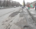 Множество ям практически на остановке общественного транспорта