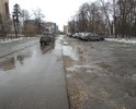 Круглогодично заполняемая сточными водами низина: летом, осенью - дождевой водой, весной - талыми потоками. Отсутствие асфальта на обочине, отсутствие знака "Выброс гравия", все дорожное покрытие в гравии, обочина не оборудована. Глубина лужи - не менее 15-20 см. Площадь - около 15 м². Неровности на асфальте - поперечные швы.