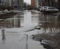 Круглогодично заполняемая сточными водами низина: летом, осенью - дождевой водой, весной - талыми потоками. Отсутствие асфальта на обочине, отсутствие знака "Выброс гравия", все дорожное покрытие в гравии, обочина не оборудована. Глубина лужи - не менее 15-20 см. Площадь - около 15 м². Неровности на асфальте - поперечные швы.