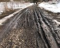 Село Ославское, после того как основную дорогу которая проходила по частной территории собственник закрыл (СПК "Новосельский"), отрезанными от дорожного сообщения осталось более 50 домов по ул. Восточной. В 2017 году Администрация Суздальского района частично засыпало щебнем альтернативную дорогу. Весной этого года насыпанный щебень просто провалился под землю, а там где его не было вовсе стало болото. Сейчас проехать невозможно даже на полноприводных машинах. Обращаться в Администрацию Суздальского района бесполезно. Прошу помогите.