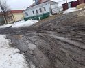 Село Ославское, после того как основную дорогу которая проходила по частной территории собственник закрыл (СПК "Новосельский"), отрезанными от дорожного сообщения осталось более 50 домов по ул. Восточной. В 2017 году Администрация Суздальского района частично засыпало щебнем альтернативную дорогу. Весной этого года насыпанный щебень просто провалился под землю, а там где его не было вовсе стало болото. Сейчас проехать невозможно даже на полноприводных машинах. Обращаться в Администрацию Суздальского района бесполезно. Прошу помогите.