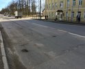 Огромные ямы у здания муниципального образования города Колпино