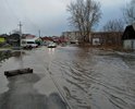 На дороге по улице Иртышская разлилось море из талых вод. Машины плывут, под водой огромные ямы. Автобусы 46 и 39 маршрута не ходят до конечной. Люди не могут уехать с остановки.