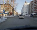 Фото в динамике 1 месяца показывает, как из локального дефекта яма прекратилась в большую проблему. Т-образный перекресток рядом со строительным университетом, односторонняя дорога с большим трафиком.