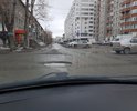 Фото в динамике 1 месяца показывает, как из локального дефекта яма прекратилась в большую проблему. Т-образный перекресток рядом со строительным университетом, односторонняя дорога с большим трафиком.