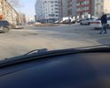 Фото в динамике 1 месяца показывает, как из локального дефекта яма прекратилась в большую проблему. Т-образный перекресток рядом со строительным университетом, односторонняя дорога с большим трафиком.