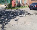 Образовалась большая воронка провоцирующая аварии. С 1-3 номера улицы Суворовская дорога буквально изрешечена ямами.