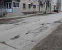 На дорожном полотне имеются разрушения асфальтового покрытия в нескольких местах отмеченного участка. Дорога требует ремонта