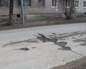 На дорожном полотне имеются разрушения асфальтового покрытия в нескольких местах отмеченного участка. Дорога требует ремонта