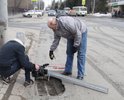 На проспекте Кирова, который ремонтировали в рамках федерального проекта «Безопасные и качественные дороги" провалилась решетка ливневой канализации прямо рядом с автобусной остановкой «Политехнический университет». Причем провал здесь достаточно ощутимый, глубиной 17 сантиметров.