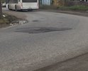 Несколько глубоких ям прямо на повороте создают аварийно-опасные ситуации