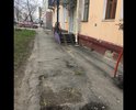 На Тротуаре вдоль многоквартирного дома по пер. Нахановича,14 проваливается асфальт, глубокие ямы