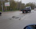 Деформация дорожной одежды в средней полосе движения. Из-за глубоких и множественных ям водители вынуждены совершать опасные маневры.