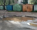 Провалы в дорожном покрытии. Автомобили объезжают ямы по газонам.