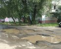 Провал дорожного покрытия. Водители объезжают провал по газонам.