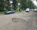 Дорога в ужасном состоянии, вся в глубоких ямах, водители вынуждены через них проезжать, т.к. обьехать возможности практически нету