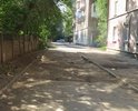 Ямы присутствуют на дороге и тротуаре, что препятствует нормальному движению автотранспорта и пешеходов. Инициативной группой произведены замеры на месте нарушения. По факту обнаружено, что параметры минимальных выбоин и ям на данном участке составляет: Ширина – 80 см, Длина – 1,2 м, Глубина – 7 см.  Параметры максимальных выбоин и ям на участке составляет: ширина – 1,5 м, Длина -  2,2 м, Глубина – 20 см 
Дорога непосредственно прилегает к ГИМНАЗИИ №2. С 1-го сентября по тротуару пойдет большое количество школьников и родители будут привозить детей в школу. Данные повреждения могут представлять серьёзную опасность для всех участников дорожного движения.