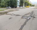 Глубокие локальные дефекты в районе пересечений с улицами Карбышева и Академика Павлова.