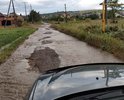 Во время дождя улица полностью "плывет". Ходить пешком по ней в принципе не возможно: негде ступить, кругом вода. Да и в сухую погоду качество дороги оставляет желать лучшего