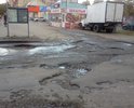 За пять лет ни разу не ремонтировали дорогу вдоль дома, очень много ям и рытвин, широких и глубоких, зимой снег не чистят, летом сплошные лужи и грязь