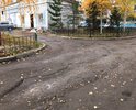 Дорога в ужасном состоянии, огромные ямы и бугры, асфальт местами вообще отсутствует и навалены камни и грязь, после дождя все затапливает водой и грязью превращая дорогу в огромное грязевое озеро, зимой на буграх образуются ледяные наросты и становится опасно ходить через двор, машины постоянно разбивают днище об эти бугры, большая просьба провести капитальный ремонт этой дороги