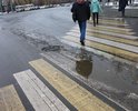 В рамках муниципальной программы были отремонтированы ул Свердловский проспект и ул.Воровского при этом уклон дороги, почему-то был сделан к центру, даже если предположить, что таким образом хотели направить воду в ливневый колодец, этого не получилось вода стоит между 2и 3 полосой движения. в заморозки здесь будет лед. в центре перекрестка треугольник непонятного качества, отличается по внешнему виду от асфальта рядом, то ли асфальта недостаточно, то ли уплотнение подвело