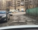 Множество ям на всю ширину дороги, которые уже не объехать. Даже засыпанные кирпичом глубже 10-15 см. Такой участок около 100м