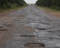 Участок дороги Пречистое-Буй в Любимском районе Ярославской области. Постоянное состояние - изрыт глубокими ямами, изредка нахлобучивают заплатки-бугры, в результате едешь по стиральной доске. У железнодорожного переезда и моста через Рушу ни одного ровного участка. По этой региональной дороге большегрузы объезжают "Платон" (см. параллельную трассу М-8 от Вологды до Ярославля). На фото посередине дороги стоит прицеп с оторванной осью.