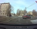 Почти отсутствует дорожное покрытие на въезде во дворы.