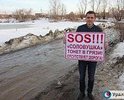 К СНТСН Соловушка + Лайф отсутствует подъездной путь, в 2018 году на месте нашей единственной подъездной дороги начали застраивать посёлок и все перекопали, единственный подъездной путь остался в доль озера коровье стоило, а далее и вовсе через само озеро, но это зимой, а сейчас и грязь и озеро наполнило водой, мы отрезаны от города, спец службы отказываются ехать, власти бездействуют сколько не обращались!!! На территории общества проживают и прописаны порядка 150 человек, среди них дети!!!