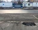 Провалилось асфальтное покрытие на въезде.