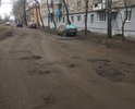 По этой дороге только оставлять колеса в огромных ямах...