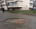 В этих двух местах асфальтовое покрытие никогда "не приживается". Просьба провести КАЧЕСТВЕННЫЙ ямочный ремонт.