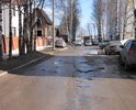 Дорогу уже который год заделывают то брусчаткой, то кирпичами, ямочный ремонт и латание ям не приносит ожидаемого результата, постоянно образуются новые ямы и водители их объезжают зигзагами, снижается скорость движения и образуются как результат пробки на близлежащих дорогам, машины разбивают подвеску. Нужен срочно, очень срочно нормальный ремонт всей дороги для безопасного передвижения по этой улице