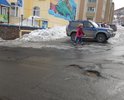 Прошу отремонтировать дорогу по ул. Владивостокская, 35 до ул. Автомобилистов,18. Часто ездим в Собор и периодически довозим бабушку до ул.Автомобилистов 18.   Дорога в этом районе очень узкая, пешеходам невозможно ходить по тротуару, постоянные ямы на проезжей части.