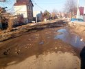 Застой воды, просадки, ямочность, в том числе аварийная. Дорожной службой не содержится. 10 лет ранее фрезеровали ул. Братьев Коростелевых и асфальтогранулят расстелили  на грунтовую Зиновьева.   Следующей весной начались разрушения нового "покрытия".